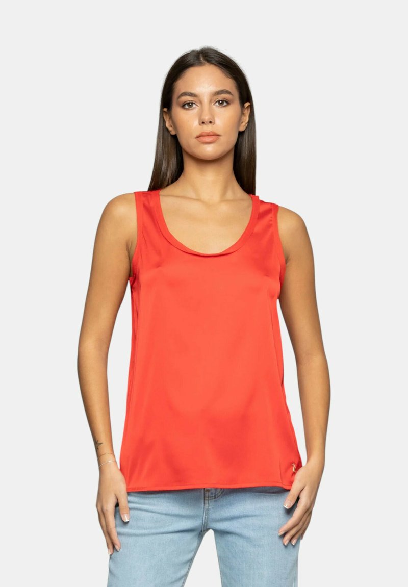 Top rosso senza maniche realizzato in materiale liscio. Presenta un collo rotondo e una vestibilità comoda. Dettagli notevoli includono un piccolo emblema laterale.