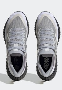 Zapatillas deportivas grises con parte superior de tejido trenzado, acentos en gris claro y suela exterior de goma negra texturizada. Presenta cordones gruesos y un collarín acolchado.