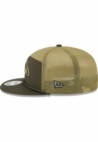 Olivgrüner Baseballcap mit strukturiertem flachem Schirm, Mesh-Einsätzen, gesticktem Logo und einem Kordelzier an der Softschirminnenseite.
