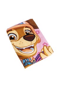 Koc flanelowy z postacią kreskówkowego psa o jasnobrązowej twarzy na różowym tle ozdobionym kwiatami i kolorowymi akcentami.