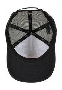 Svart caps med bred skygge, mesh bak og innvendig fôr. Akenter inkluderer en sentral knapp og merkede lapper inni.