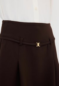 Unausgewählt, Brown