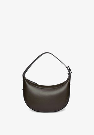 Dunkelbraune Lederschultertasche mit geschwungenem Design und verstellbarem Riemen, vor weißem Hintergrund dargestellt.