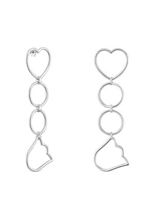 Orecchini pendenti in argento con tre forme aperte collegate: cuore, cerchio e cuore stilizzato in basso su sfondo bianco.