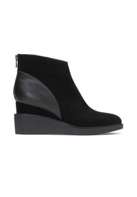 Stivaletti alla caviglia in suede nero con tacco a zeppa, cerniera laterale e pannello in pelle a contrasto sul lato esterno. Texture della superficie liscia.