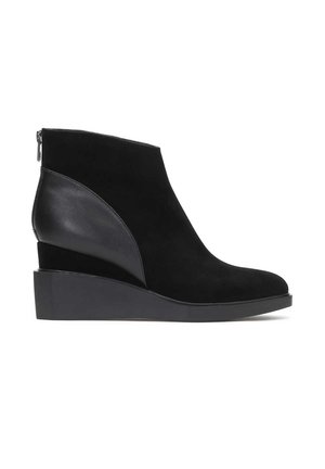 Bottines en daim noir avec un talon compensé, fermeture éclair latérale et panneau en cuir contrastant sur le côté extérieur. Texture de surface lisse.