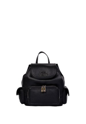 Zaino in pelle nera texturizzata con tasche frontali e laterali con cerniera, pattina superiore con logo e manico singolo superiore.