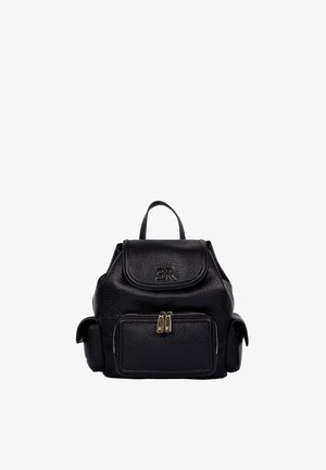 Zaino in pelle nera texturizzata con tasche frontali e laterali con cerniera, pattina superiore con logo e manico singolo superiore.