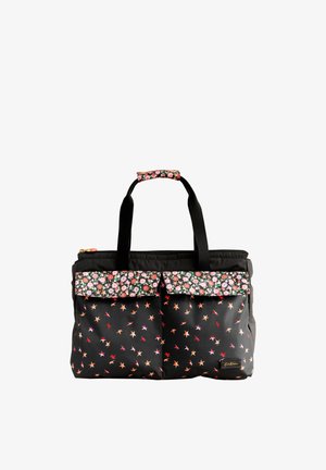 Zwarte stoffen tas met twee voorvakken, versierd met een bloemmotief. Voorzien van een handgreep met patroon aan de bovenkant en een ritssluiting.