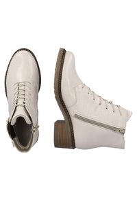 Bottines blanches en cuir verni avec une finition texturée, des lacets, une fermeture éclair sur le côté et un talon en bois empilé.