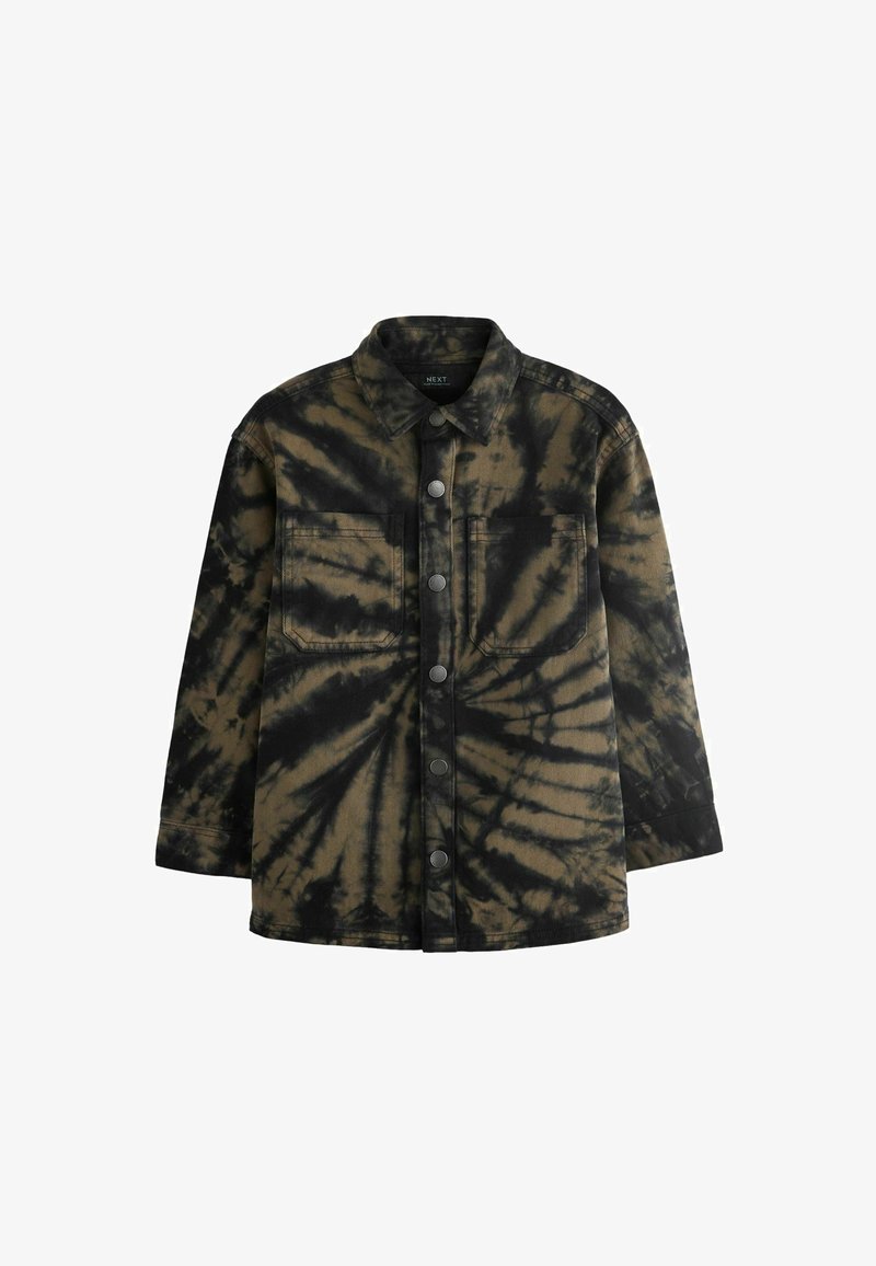 Czarna i brązowa kurtka dżinsowa w stylu tie-dye z zasłoniętym kołnierzem, przednimi guzikami i dwoma kieszeniami na piersi. Posiada długie rękawy i luźny krój.