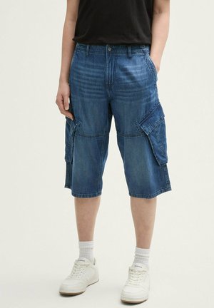 Shorts en denim cargo bleus, présentant plusieurs poches latérales, une coupe décontractée, une longueur au genou et un motif texturé subtil.