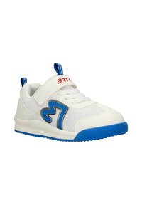 Baskets pour enfants blanches et bleues avec bride en Velcro, lacets à l'avant, col rembourré et semelle bleue texturée, isolées sur fond blanc.