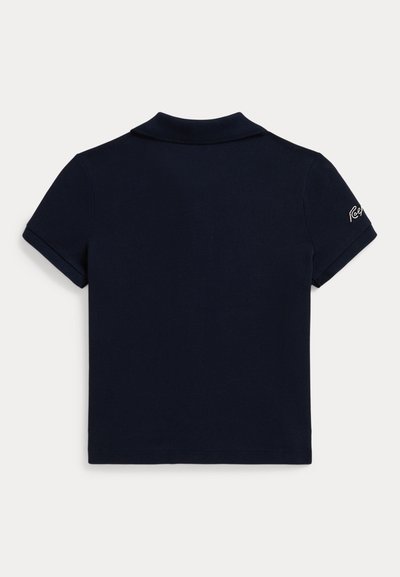 Námorníck blue polo tričko s textúrovanou tkaninou, krátkymi rukávmi a preloženým golierom. Na rukáve sa nachádza jemné vyšívané logo.