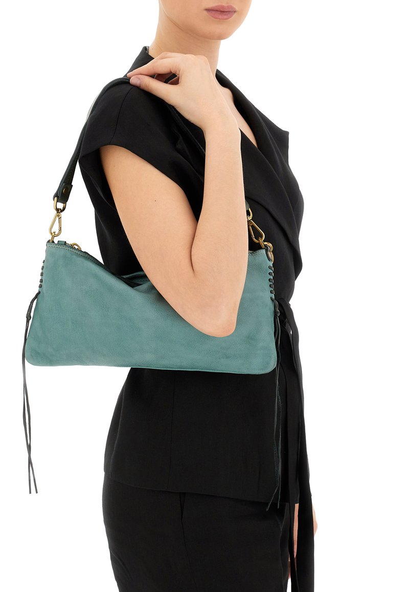 Borsa a tracolla in suede color teal con forma triangolare e hardware dorato. Presenta un dettaglio intrecciato e frange.