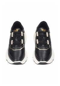 Sneaker in pelle nera con suole bianche, con accenti metallici dorati, pannelli testurizzati e lacci decorativi con hardware simile a cristalli.