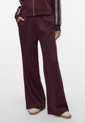 Pantalones de pierna ancha en burdeos, confeccionados con una tela suave, que cuentan con una cinturilla elástica, bolsillos laterales y un sutil detalle de costura en la parte delantera.