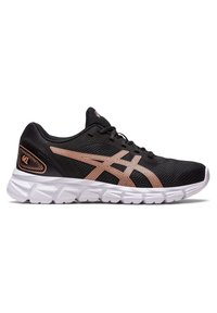Zapatilla deportiva negra con parte superior de malla, acentos en dorado rosa y suela blanca con un patrón texturizado. Cordones en una configuración estándar.