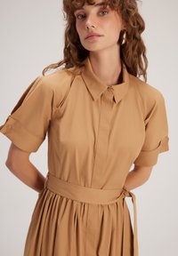 adL SHORT SLEEVES - Abito a camicia - camel