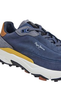 Sneaker din suede navy cu accente gri, o talpă intermediară galbenă și o talpă exterioară din cauciuc negru. Include șireturi plate și un detaliu logo cusut.