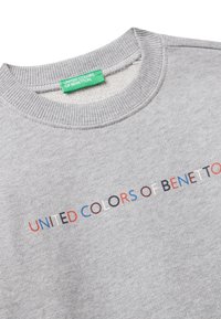 Felpa grigia chiaro con colletto a coste, caratterizzata da testo multicolore "United Colors of Benetton" sul petto e etichetta verde del marchio all'interno del colletto.