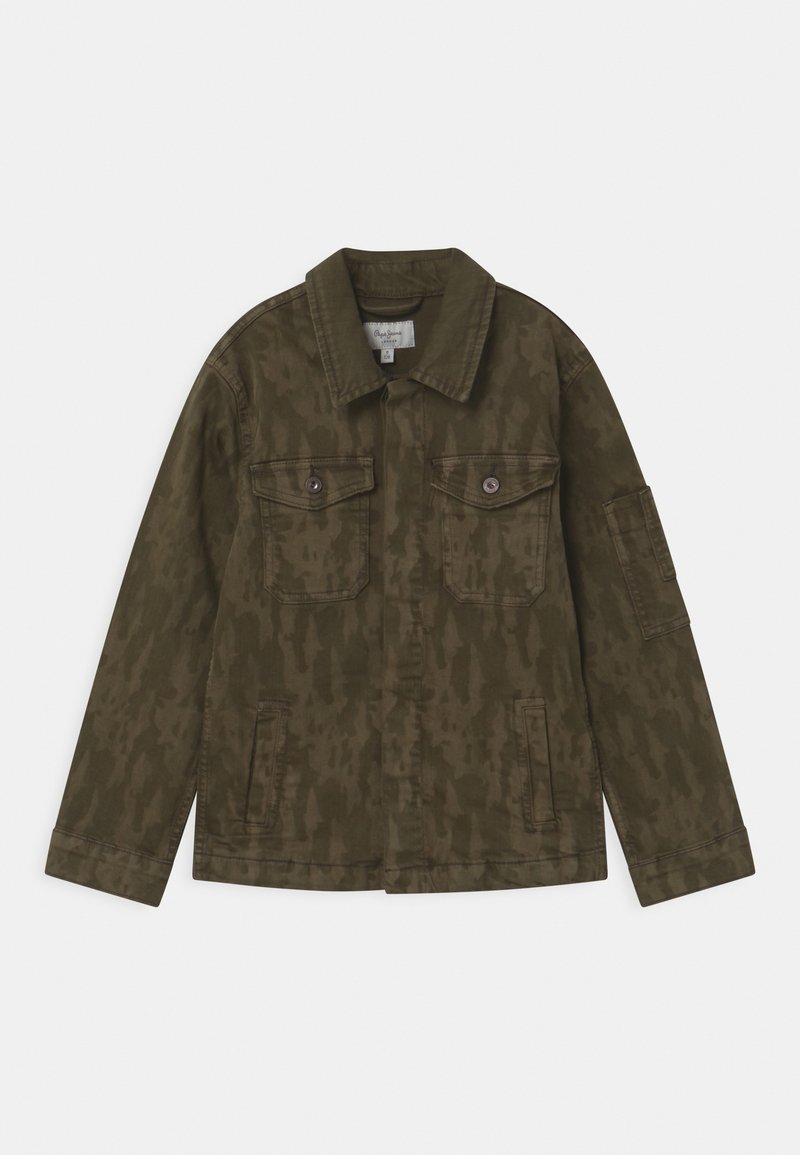 Oliveově zelená bunda z odolné tkaniny, s jemnou strukturou, dvěma náprsními kapsami a límcem na knoflíky. Klasický střih.