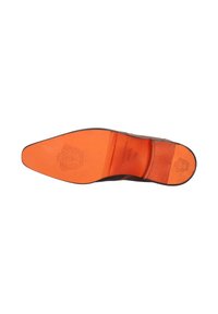 Zapato de vestir con suela de cuero visto desde abajo, mostrando una suela naranja con logotipos en relieve y costura visible en el área del talón, marcado en tamaño 41.