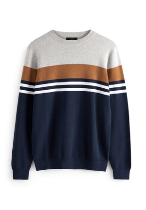 Sweter z okrągłym dekoltem w beżowych, brązowych i granatowych sekcjach, z dwoma białymi poziomymi paskami na piersi i rękawach.