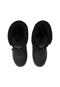 Černé zimní boty s gumovým povrchem, texturovaným povrchem a podšívkou z umělé kožešiny. Šňůrky vpředu; zaoblený design špičky.