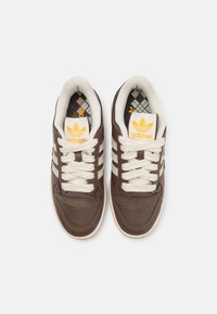 adidas Originals FORUM LOW CL UNISEX - Trainers - earth strata/cream white/dark brown