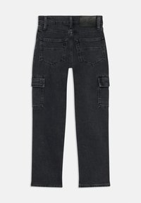 Pantalones cargo de mezclilla oscura con dos bolsillos laterales, bolsillos traseros y un parche de cuero en la cintura. Diseño de pierna recta.