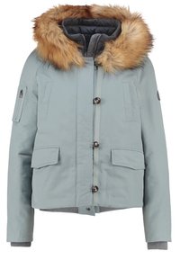 Veste d'hiver bleu clair avec capuche doublée de fourrure marron, fermeture par boutons et fermeture éclair, et plusieurs poches avant.