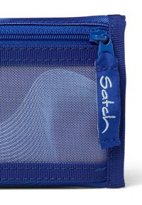 Blaue Stofftasche mit einem Netzelement und einem blauen Reißverschluss. "Satch"-Logo in weißen Buchstaben auf einem blauen Schild. Glatte Textur, rechteckige Form.