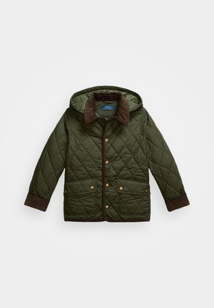 Veste matelassée verte à capuche avec col et poignets en velours côtelé marron, fermeture boutonnée devant et deux poches avant à pression.