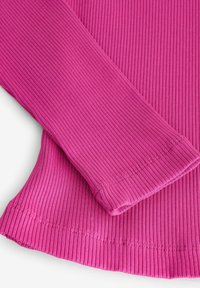 Ribbet langærmet top i lys pink, som har stikninger langs kanterne og tekstureret stof. Glat, tætsiddende design med rund halsudskæring.