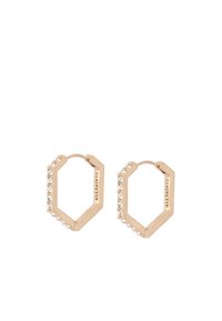Pendientes de aro hexagonales en tono dorado con una fila de piedras claras en un lado y una marca grabada, presentando un acabado suave y pulido.