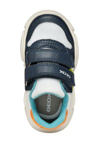 Baskets bleu marine avec des panneaux en maille blanche. Comprend deux sangles Velcro, une semelle intérieure grise et des accents orange vif et turquoise.