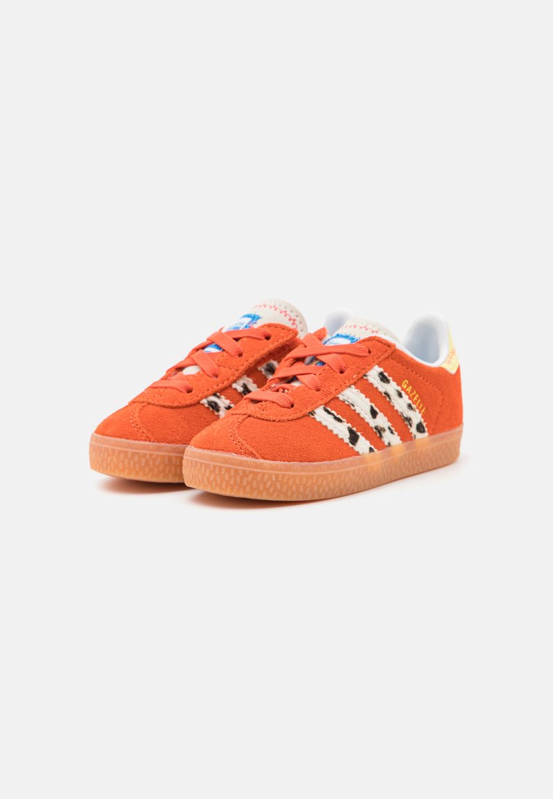 adidas Originals TOY STORY GAZELLE UNISEX - Sneaker low - glory  amber/footwear white/core black/wei - Zalando.at