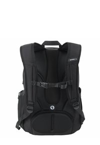 Zaino nero con pannello posteriore in rete imbottita, spallacci regolabili e tasche laterali. Tessuto resistente con cuciture rinforzate e dettaglio del logo.