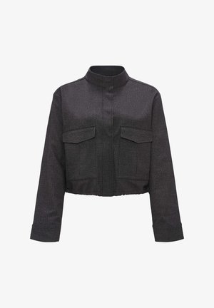 Gekürzte schwarze Oberbekleidung mit einem Kragen, zwei vorderen aufgesetzten Taschen und einem strukturierten Stoff, ausgestattet mit langen Ärmeln und einer taillierten Passform.