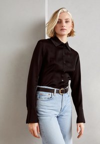 MIT SCHLIESSE IN HELLEM  - Vyö - black