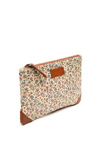 Custodia con motivo floreale su sfondo crema, con piccoli fiori rossi e viola. Dettagli in pelle marrone nella parte inferiore e nella cerniera.