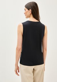 Schwarzes ärmelloses Oberteil mit rundem Halsausschnitt, aus weichem Stoff gefertigt. Einfaches Design mit geradem Saum, das eine glatte Textur zur Geltung bringt.