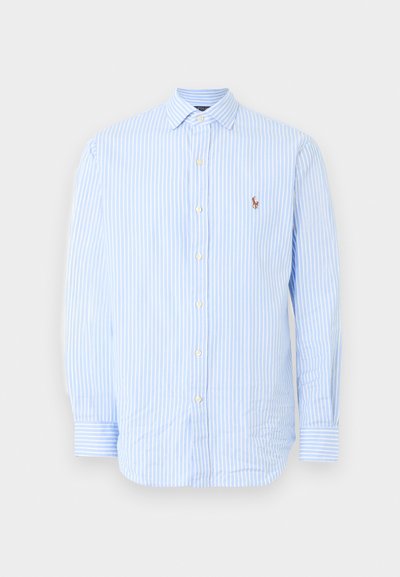 Πουκάμισο με μακριά μανίκια, κάθετες ρίγες σε ανοιχτό μπλε και λευκό, με γιακά και μικρό κεντητό καφέ λογότυπο αλόγου στο αριστερό στήθος.