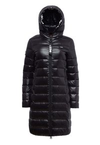 Cappotto imbottito lungo nero con cappuccio e zip frontale, dotato di tirante zip marchiato e tasche laterali.