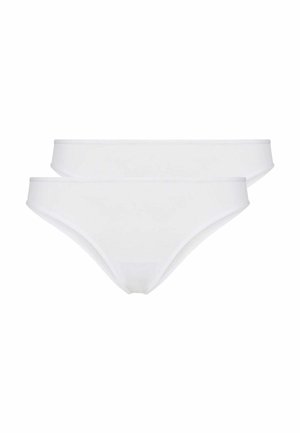 Due pezzi di biancheria intima bianca semplice in cotone stile bikini impilati su uno sfondo bianco.