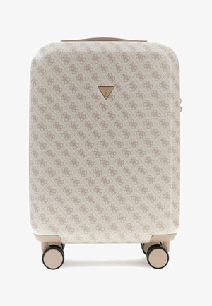 Valigia rigida beige con motivo ripetuto su tutta la superficie e quattro ruote girevoli, con logo Guess a triangolo centrato.