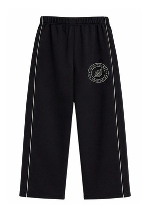 Pantalones negros de pierna ancha con ribete blanco lateral y un logotipo circular con una hoja y el texto "Sweet Pants Since 1982" en el muslo.
