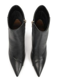 Botine din piele neagră, cu vârful ascuțit, design curbat și accente cu fermoar aurii. Textură netedă, stil minimalist, fără modele vizibile.