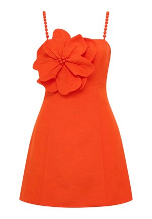 Φωτεινό πορτοκαλί αμάνικο φόρεμα με λεπτούς τιράντες διακοσμημένες με χάντρες και μεγάλη υφασμάτινη ανθοδέσμη στο αριστερό μέρος του στήθους.